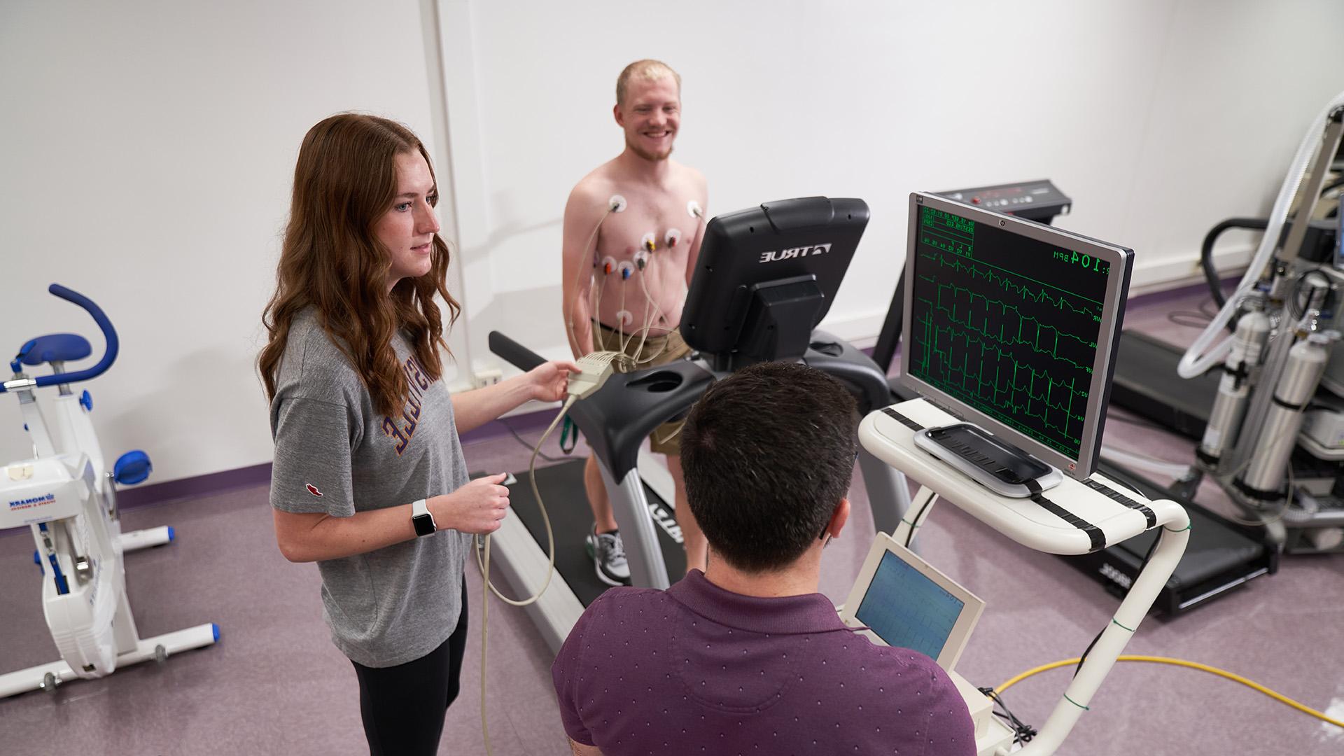运动科学 students and treadmill